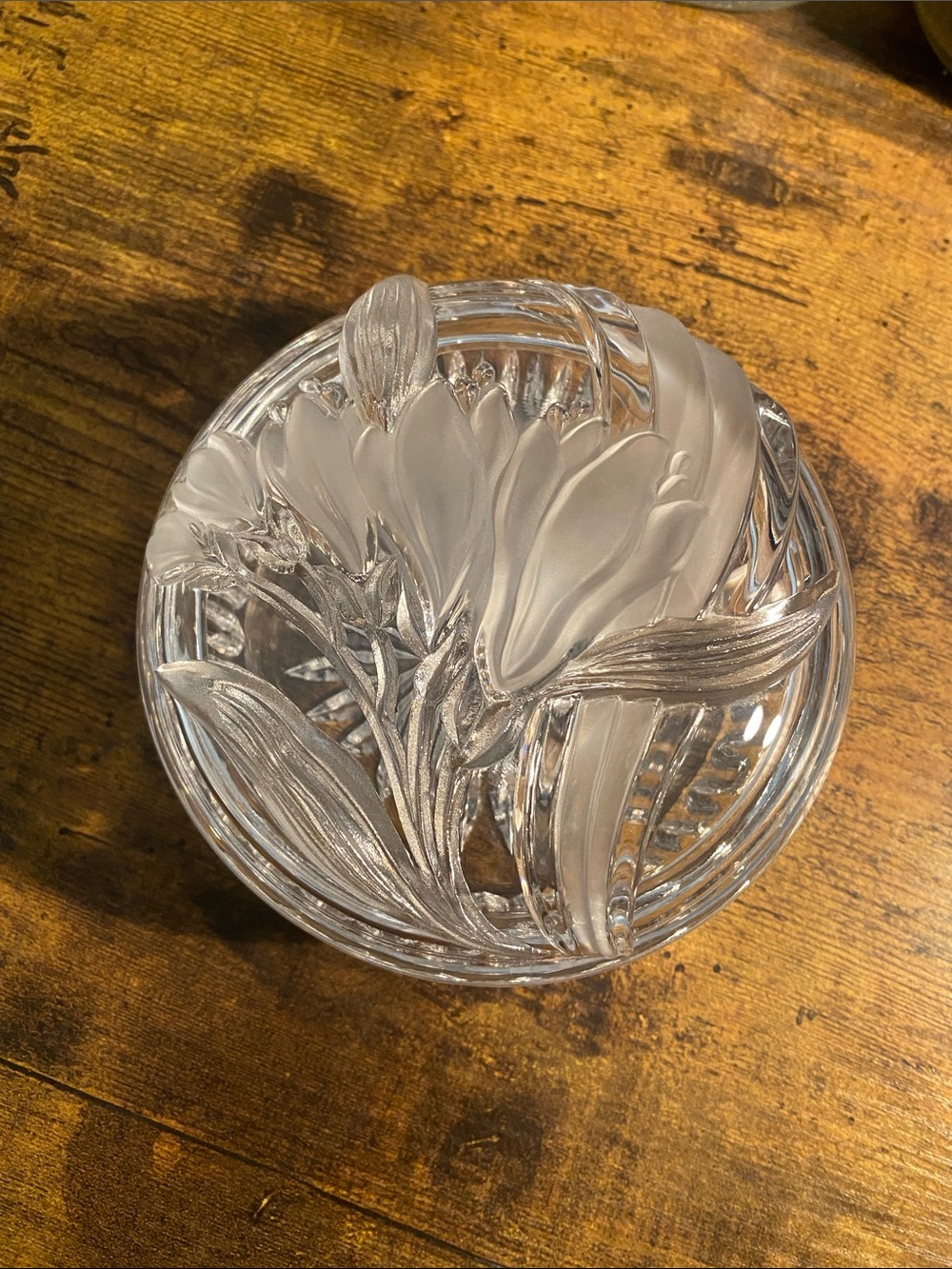 Mikasa Parisian Iris
Floral Cut and Frosted Glass Decorative trinket dish